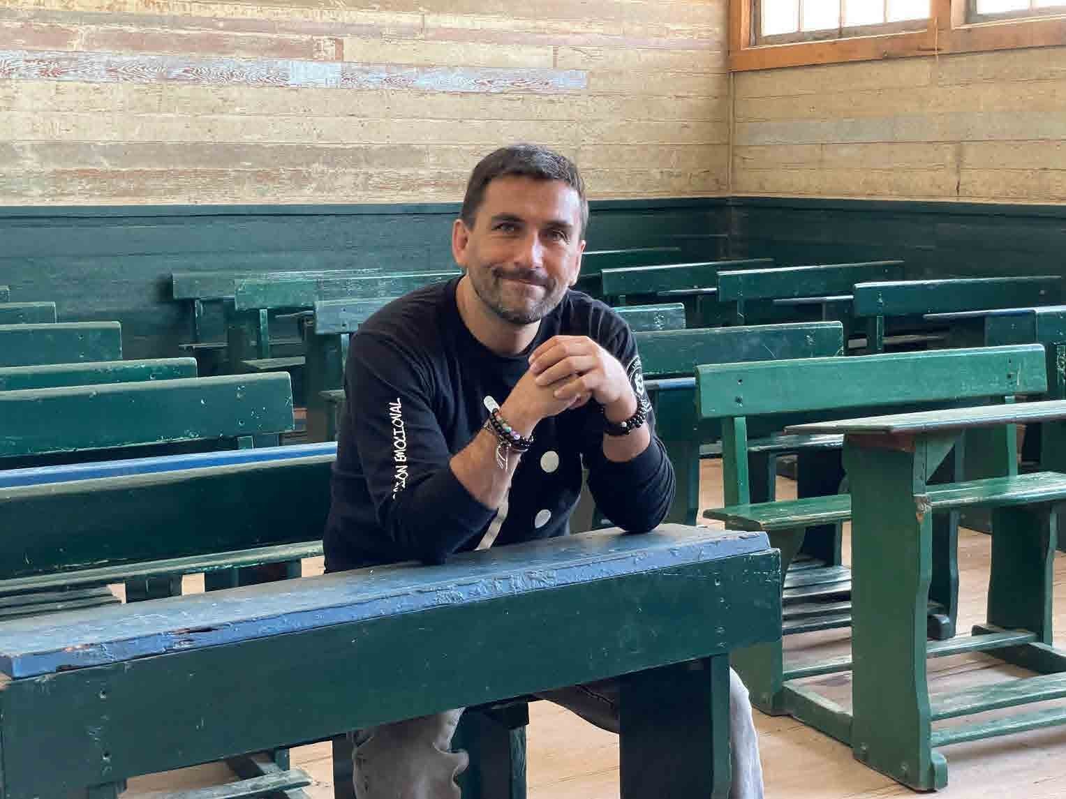 Arnaldo Canales en un aula